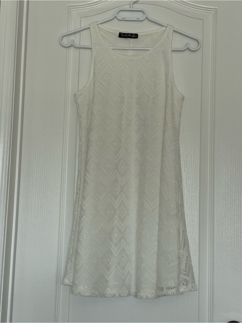 Elegant White Sleeveless Lace Shift Dress